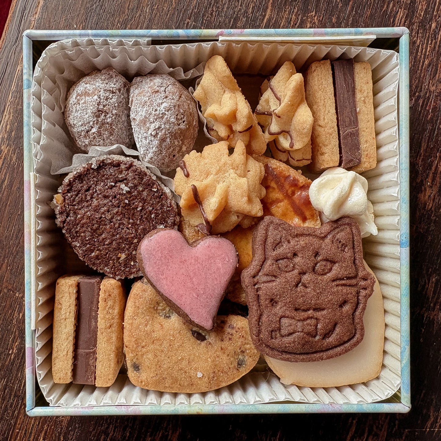 メイド特製クッキー缶とスコーンアソートのセット